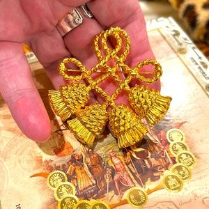 Vintage brooch in the form of a gold tassel rope